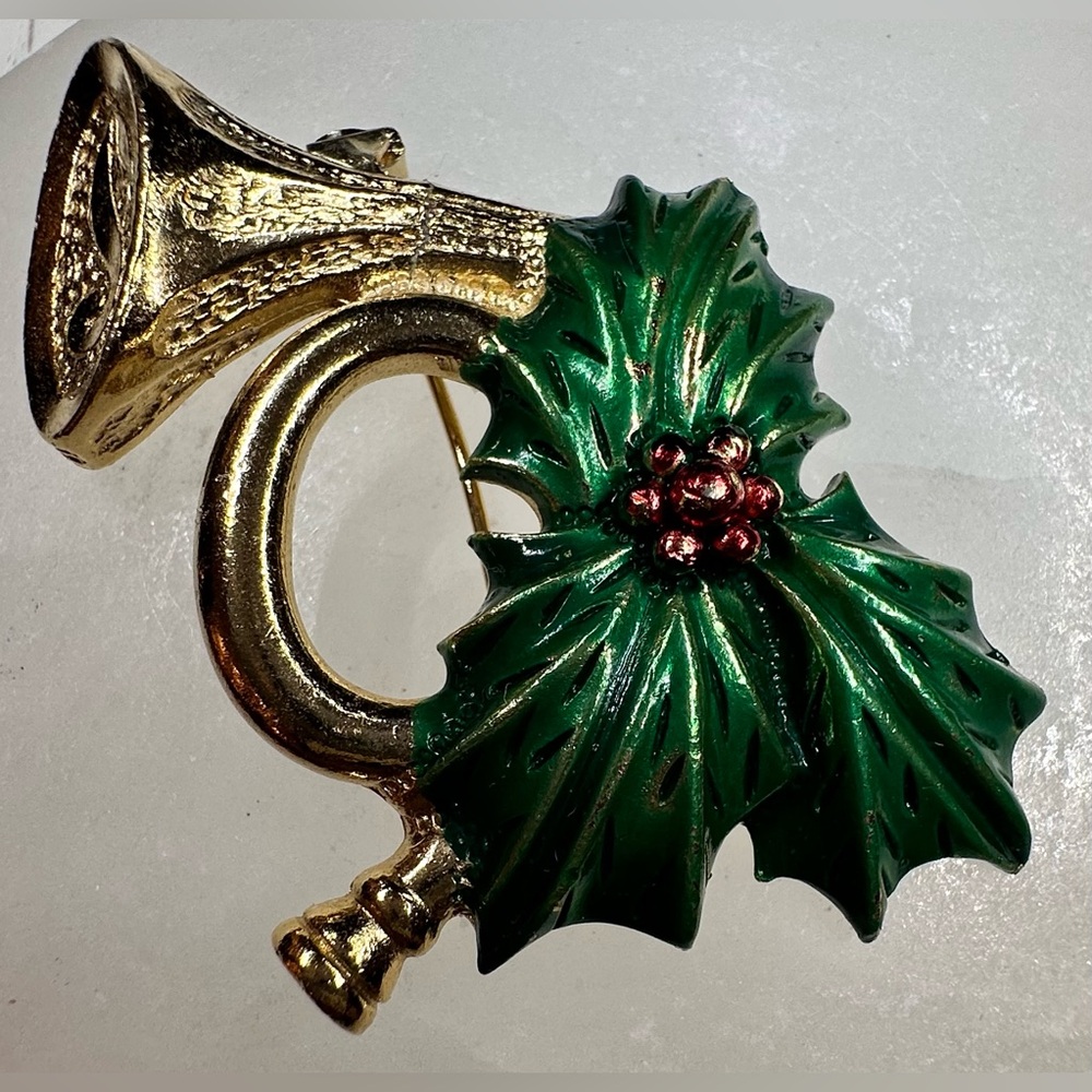 Vintage!!  Gerry's French Horn with Holly and Berries. #Xmas #Jewelry #Gerrys